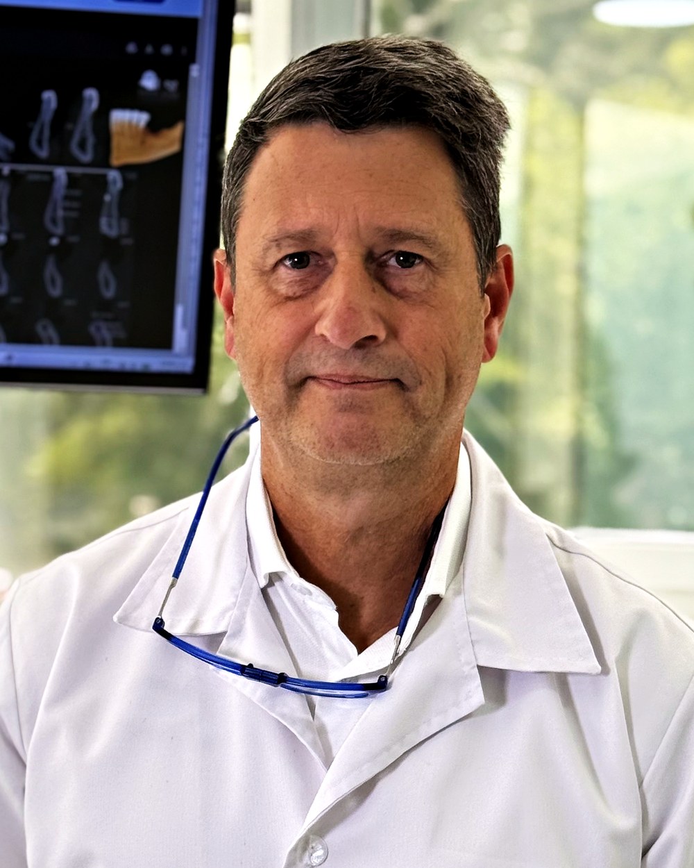 Dr Felipe Naranjo, the oral and maxillofacial surgeon who does wisdom teeth removal in Medellín at Medellin Dental Solutions
