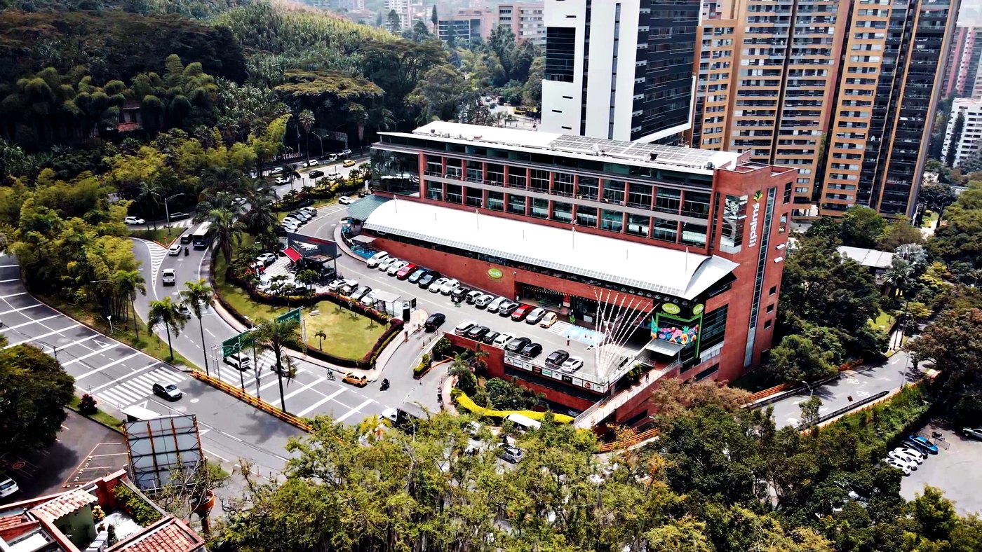 Mall Palms Avenue on Avenida Las Palmas in El Poblado, Medellín, where Medellin Dental Solutions is on the third floor