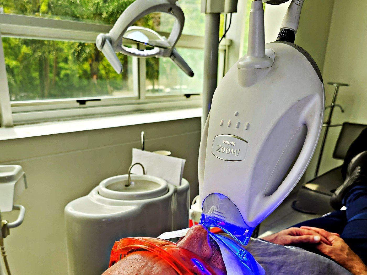 Philips Zoom WhiteSpeed lamp used for teeth whitening in Medellín at Medellin Dental Solutions